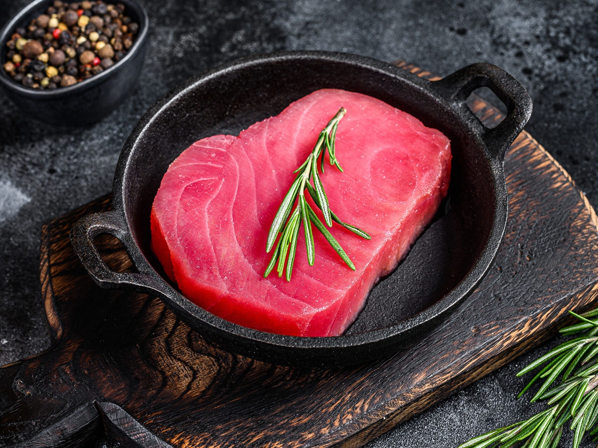 Steak z tuňáka na pánvi